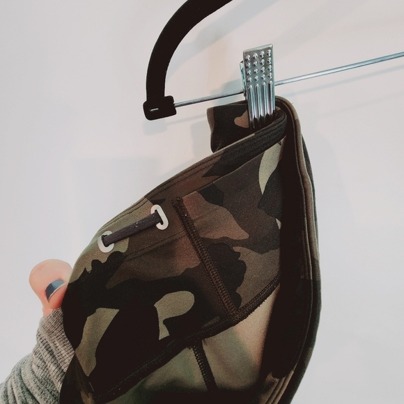 Athleta Run Free Camo 7/8 Tight Arbor Olive Leggings Zip Pocket Workout Gym sz S - Picture 5 of 14